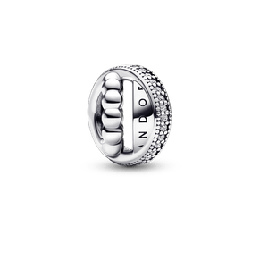Charm Pavé y abalorios con logotipo Pandora Signature