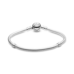 Brazalete Pandora Moments cadena de serpiente con cierre de corazón centelleante