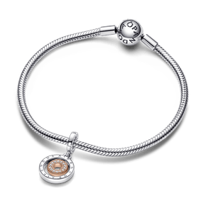Charm colgante de dos tonos Círculos con logotipo Pandora Signature