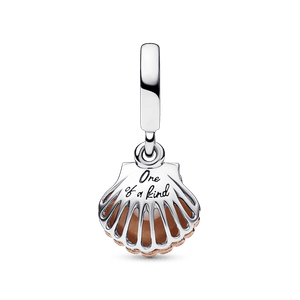 Charm colgante de concha marina y perla