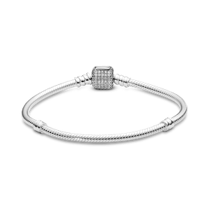 Brazalete Pandora Moments cadena de serpiente con broche de pavé centelleante